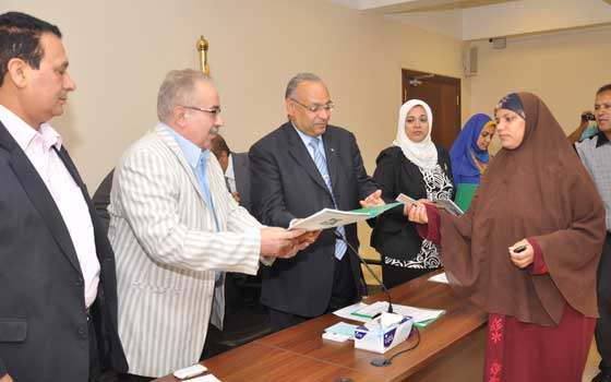 مصر اليوم - محافظ بني سويف يوزع عقود 100 رأس ماشيّة