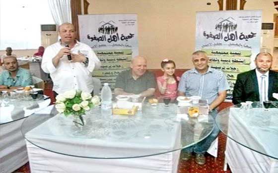   مصر اليوم - محافظ بورسعيد يتناول الإفطار مع عمّال النظافة