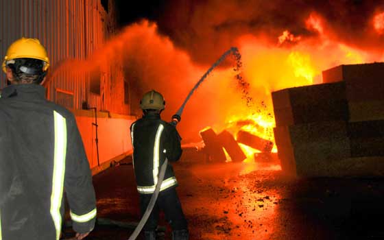   مصر اليوم - السيطرة على حريق بشركة لصناعة الورق بمدينة العبور