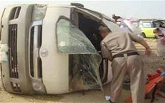 مصر اليوم - مقتل عامل وإصابة 13 آخرين في انقلاب سيارة أجرة في المنيا