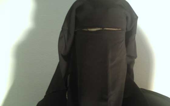  مصر اليوم - القبض على شخص يرتدي النقاب لمقابلة ساقطة في شبرا الخيمة