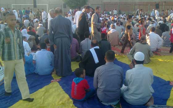 مصر اليوم - ساحات أسيوط تستقبل آلاف المصليين لأداء صلاة عيد الفطر