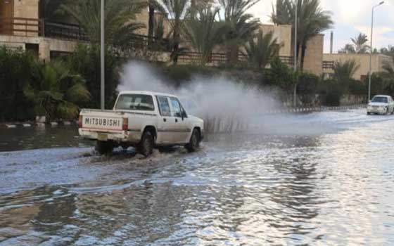   مصر اليوم - غرق شوارع سرابيوم في الإسماعيليَّة بسبب انفجار ماسورة صرف صحيّ