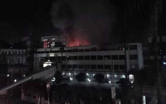 مصر اليوم - الأمن الإداري يتسلم مبنى طب المنصورة المُحترق لحين إجراء البحث الجنائي