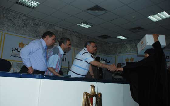   مصر اليوم - محافظ سوهاج يُوزِّع 300 عبوة رمضانيَّة و40 عقدًا لتوصيل المياه