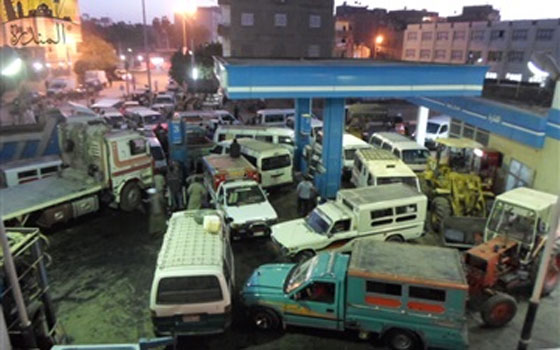   مصر اليوم - ازدحام بمحطات الوقود بالشرقية للحصول على بنزين 80