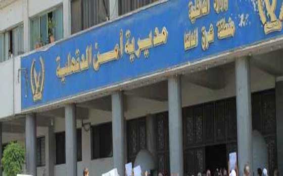 مصر اليوم - مدير أمن الدقهلية يتقدم الجنازة العسكرية لشهيد سيناء