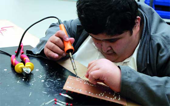 مصر اليوم - تعيين 1400 من ذوي الحاجات الخاصة في شركات السويس