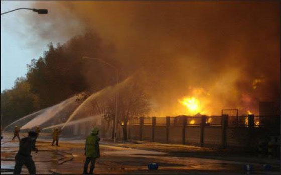   مصر اليوم - السَّيطرة على حريق في مخزن للفحم والبلاستيك في أسوان