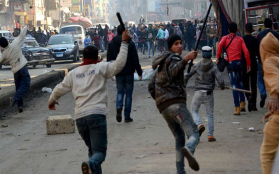 مصر اليوم - مواطنون في السويس يطاردون مسيرة لعناصر الإخوان