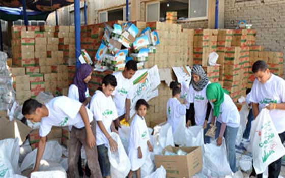   مصر اليوم - الأورمان توزع 12 ألف كرتونة رمضان على أهالي البحيرة