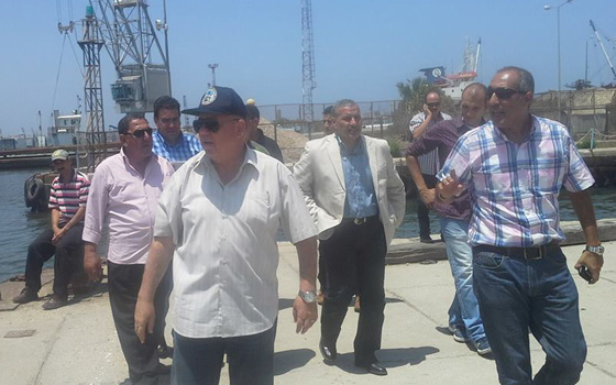   مصر اليوم - محافظ بورسعيد يعاين موقع الكوبري العائم بين بورسعيد وبورفؤاد