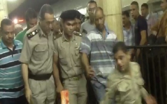 مصر اليوم - توقيف عاطل لانتحاله صفة ضابط في محطة قطار أسيوط