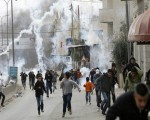مصر اليوم - إشتباكات عنيفة بين الشبان الفلسطينين وقوات الإحتلال بالضفة
