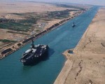   مصر اليوم - عبور 46 سفينة المجرى الملاحي لقناة السويس
