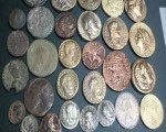مصر اليوم - ضبط عملات معدنية أثرية مع راكب في مطار القاهرة