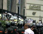 مصر اليوم - نشطاء سياسيون وحزبيون ينظمون وقفة على سلالم نقابة الصحفيين تنديدًا بالعدوان على غزة