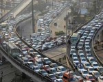 مصر اليوم - اصطدام سيارتين أعلى كوبري أكتوبر وداخل نفق الأزهر
