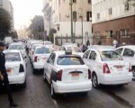 مصر اليوم - سائقو التاكسي ينظمون مسيرات احتجاجية في محيط الاتحادية وكوبري 6 أكتوبر