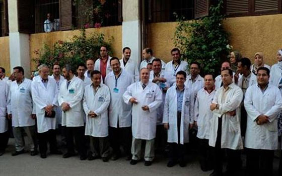 مصر اليوم - نقابة أطباء السويس تتزين السواد لرحيل ثلاثة من أساتذتها