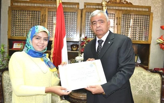   مصر اليوم - محافظ السويس يكرّم طالبة التجارة الأولى على مستوى الجمهورية