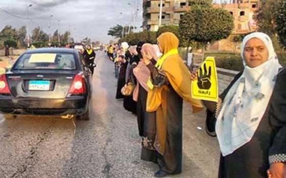   مصر اليوم - سلسلة بشرية للإخوان على الطريق الزراعي في الإسماعيلية