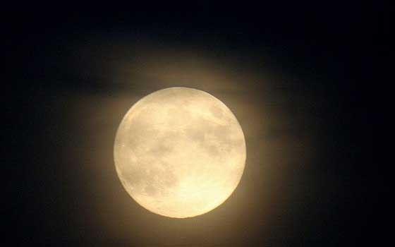   مصر اليوم - القمر السوبر تتكرر في السماء مع بدر شوال للمرة الثانيّة