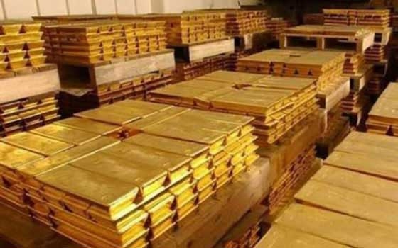   مصر اليوم - الذهب يهبط مع صعود الدولار لكنه لا يزال فوق 1300 دولار