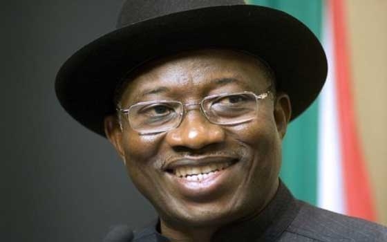   مصر اليوم - رئيس نيجيريا يجتمع مع عشرات الفتيات اللاتي تمكن من الفرار من قبضة بوكو