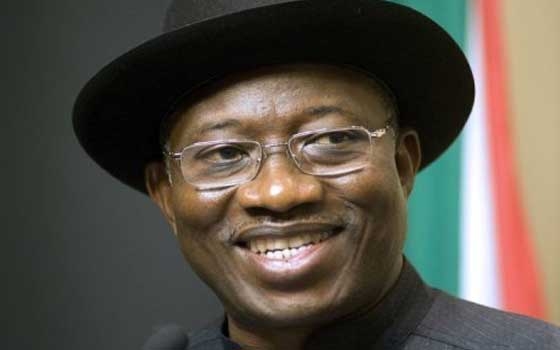   مصر اليوم - رئيس نيجيريا يهنىء زعيم المعارضة بنجاته من تفجير سيارته