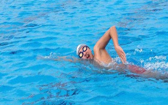   مصر اليوم - سباح مصري مبتور القدمين ينجح في عبور المانش