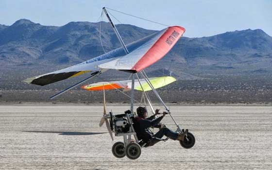   مصر اليوم - مريض نفسي يطير بطائرة شراعية فوق مطار في النمسا