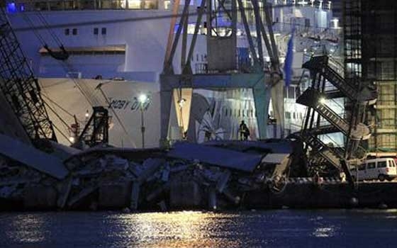   مصر اليوم - سفينة كونكورديا الضخمة تدخل مثواها الاخير في مرفأ جنوى