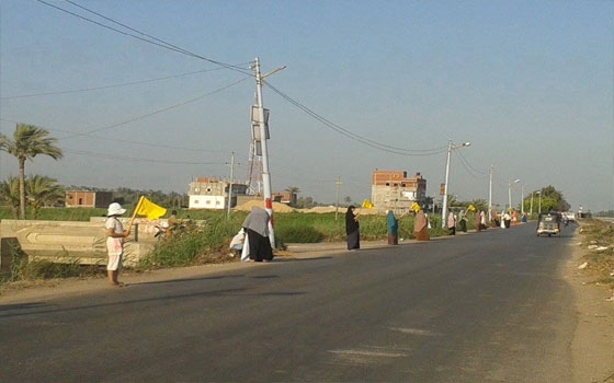 مصر اليوم - سلسلة بشريَّة لأنصار الإخوان لتأييد مرسي في دمياط