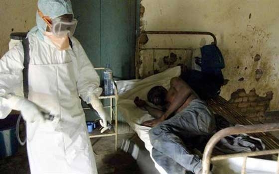   مصر اليوم - رعب في نيجيريا بسبب الإيبولا وعزل مستشفى ورش المطارات