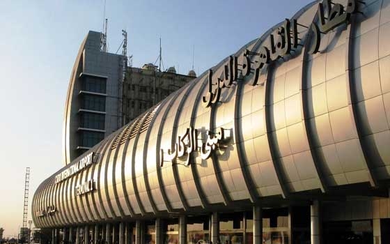   مصر اليوم - أولى رحلات نقل المصريين العالقين في ليبيا تصل إلى القاهرة