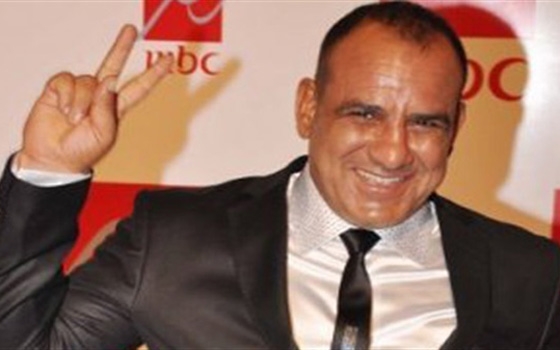   مصر اليوم - فؤش في المعسكر يبيّن عمق انتماء الفنان محمد لطفي