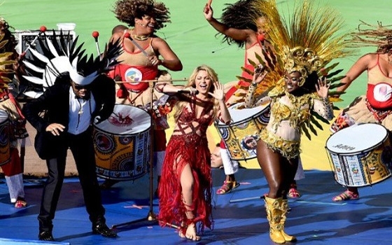   مصر اليوم - شاكيرا تتألق بأزياء المصمم اللبناني شربل زوي