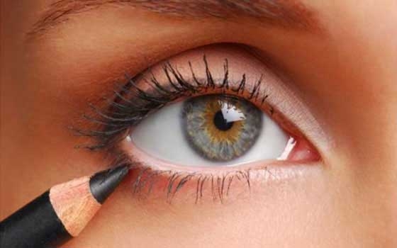   مصر اليوم - 5 طرق سهلة لاستعمال قلم الكحل