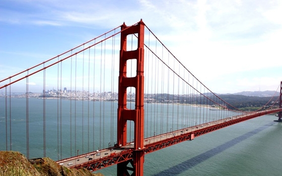   مصر اليوم - وضع شبكة مضادة للأنتحار حول جسر الموت