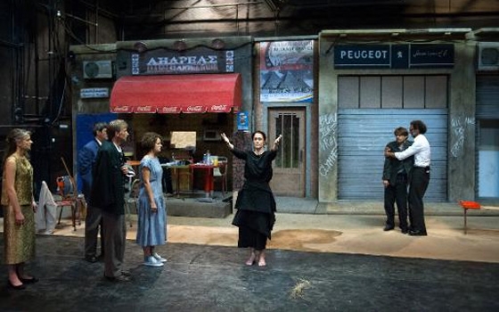   مصر اليوم - مهرجان أفينيون يفتتح بعد إضراب مع عرض لمسرحية أمير هامبورغ