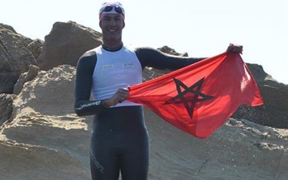   مصر اليوم - السباح المغربي حسن بركة يدعم السياحة المصرية إنطلاقًا من دهب