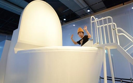   مصر اليوم - رحلة للأطفال إلى داخل مرحاض ضخم في اليابان