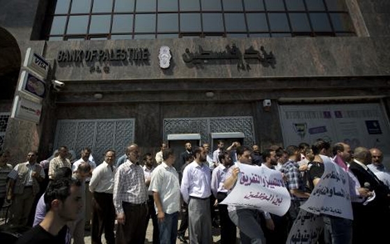   مصر اليوم - إغلاق جميع بنوك غزة إحتجاجًا على إطلاق نار على بنك فلسطين