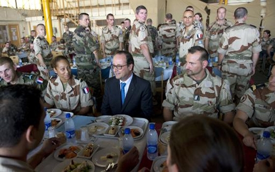   مصر اليوم - هولاند في تشاد لإطلاق قوة مكافحة الإرهاب في منطقة الساحل