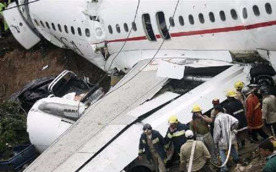   مصر اليوم - تحطم طائرة ماليزية بالقرب من الحدود الأوكرانية