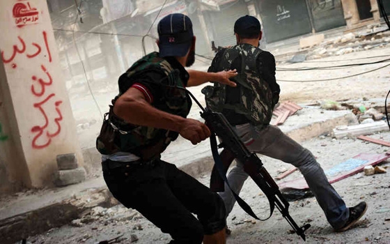   مصر اليوم - قائد أركان الجيش الحُر يزور جبهات حلب ويتناول الإفطار مع المقاتلين