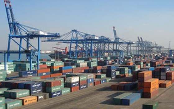   مصر اليوم - ميناء دمياط يستقبل كميّات كبيرة من الزيْت والذرة