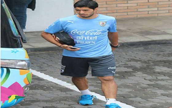   مصر اليوم - سواريز يقلد لاعبي برشلونة وينعي دي استيفانو بالعربية