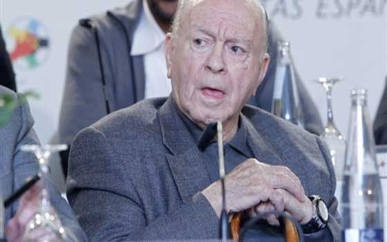   مصر اليوم - فيفا يكرم ذكرى الراحل ستيفانو بالوقوف دقيقة حداد على روحة